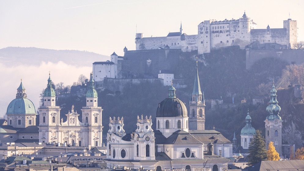 Salzburger Altstadt mit Blick auf die Burg | Bildquelle: picture alliance / Franz Pritz / picturedesk.com