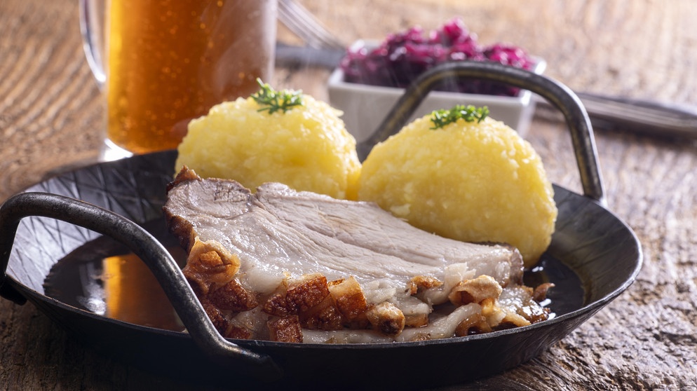 Bayerischer Schweinsbraten mit Knödeln | Bildquelle: picture alliance / CHROMORANGE | Bernd Juergens