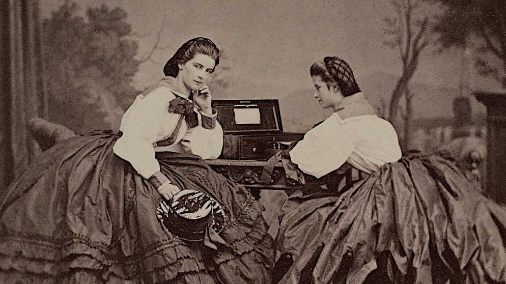 BR-Bild_Sisis unglückliche Schwestern Marie (links) und Mathilde (rechts), Foto vor der Kulisse von Rom, 186 | Bildquelle: Wir in Bayern