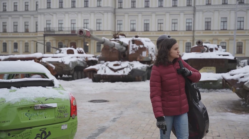 Eine Frau mit Cello auf dem Rücken  | Bildquelle: BR