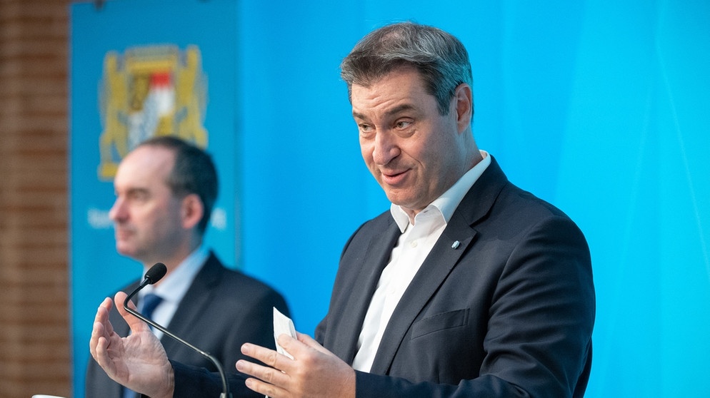 27.04.2021, Bayern, München: Markus Söder (CSU, r), Parteivorsitzender und Ministerpräsident von Bayern, spricht auf der Pressekonferenz nach einer Sitzung des bayerischen Kabinetts neben Hubert Aiwanger, Wirtschaftsminister und Landesvorsitzender der Freien Wähler in Bayern. Die Ministerrunde hatte per Videoschalte getagt. Söder stellte anschließend die unterschiedlichen Beschlüsse vor. Foto: Matthias Balk/dpa +++ dpa-Bildfunk +++ | Bildquelle: dpa-Bildfunk/Matthias Balk