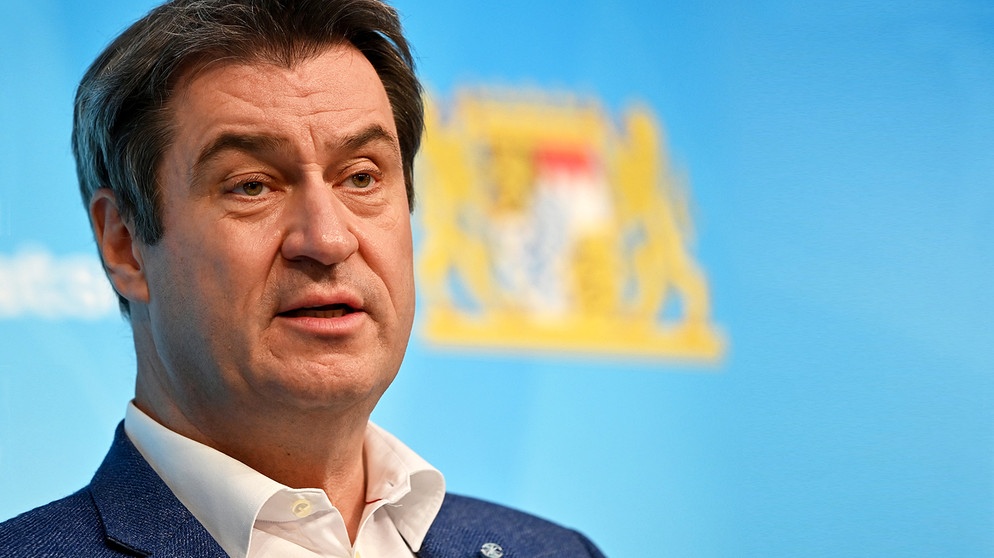 07.04.2021, Bayern, München: Markus Söder (CSU), Ministerpräsident von Bayern, nimmt nach der Sitzung des bayerischen Kabinetts an einer abschließenden Pressekonferenz teil. | Bildquelle: dpa-Bildfunk/Peter Kneffel