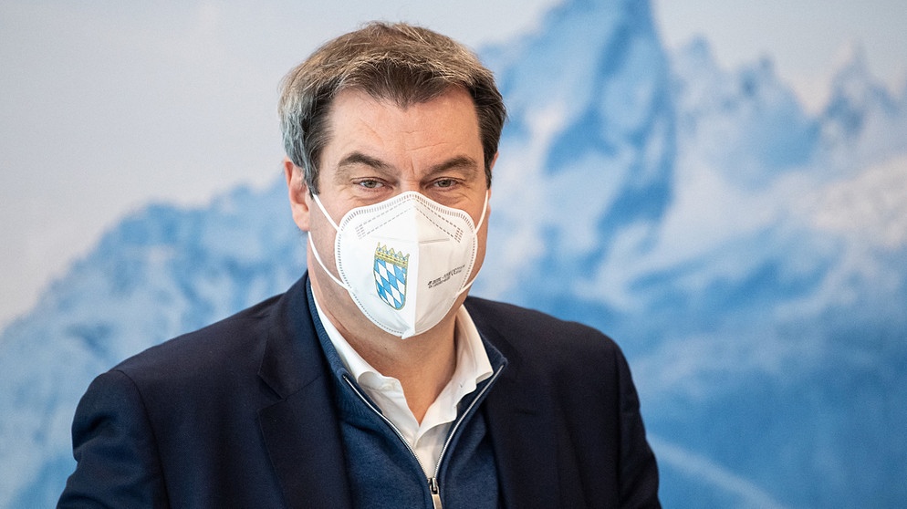 Markus Söder trägt eine FFP2 Maske mit Bayern Emblem. | Bildquelle: dpa-Bildfunk/Matthias Balk