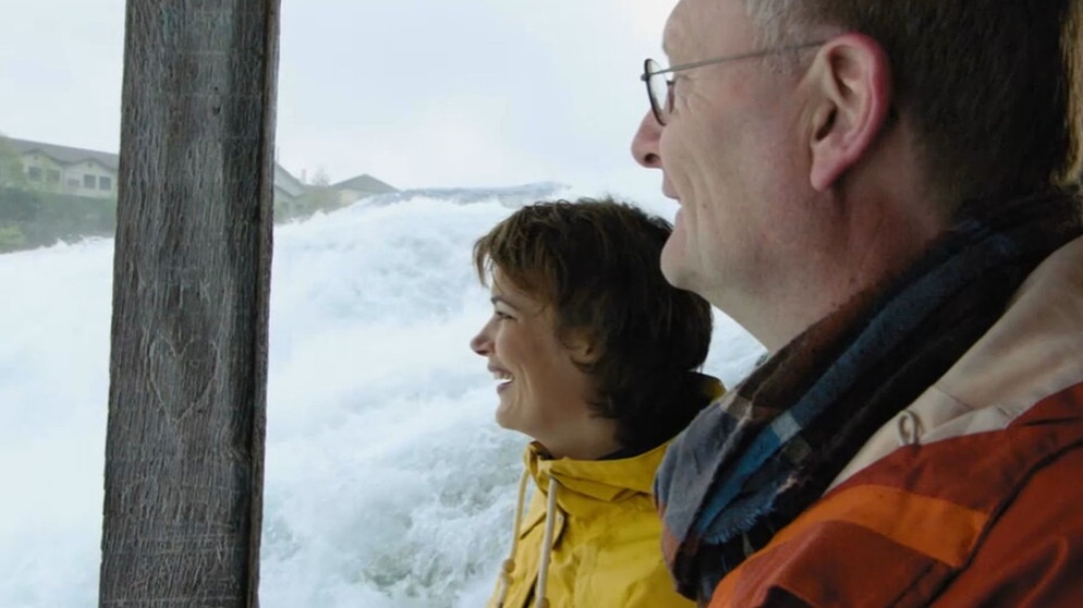 Lena Ganschow und Sven Plöger am Rheinfall von Schaffhausen. | Bildquelle: BR/SW