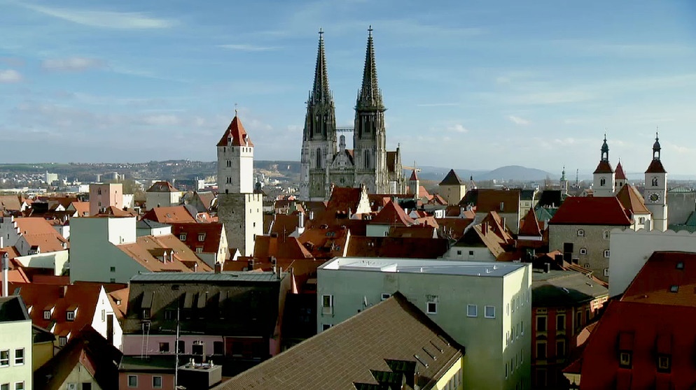 Regensburg, die sogenannte nördlichste Stadt Italiens, umgarnt Besucher mit seinen charmanten Gässchen, Türmen und dem weltbekannten Dom. | Bildquelle: BR