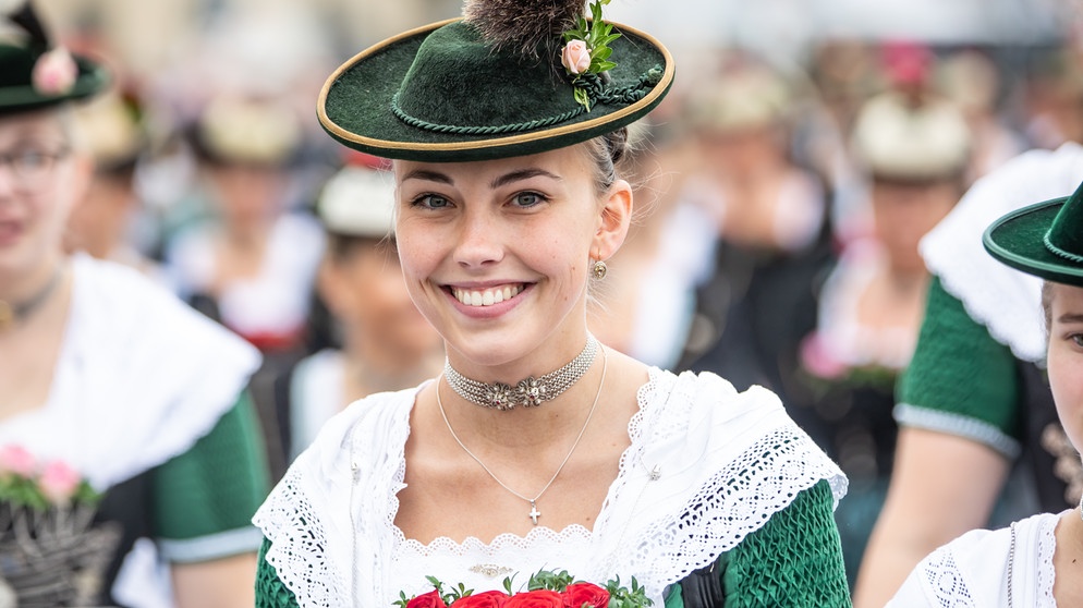 Junge Frau in traditioneller bayerischer Tracht | Bildquelle: BR/Markus Konvalin