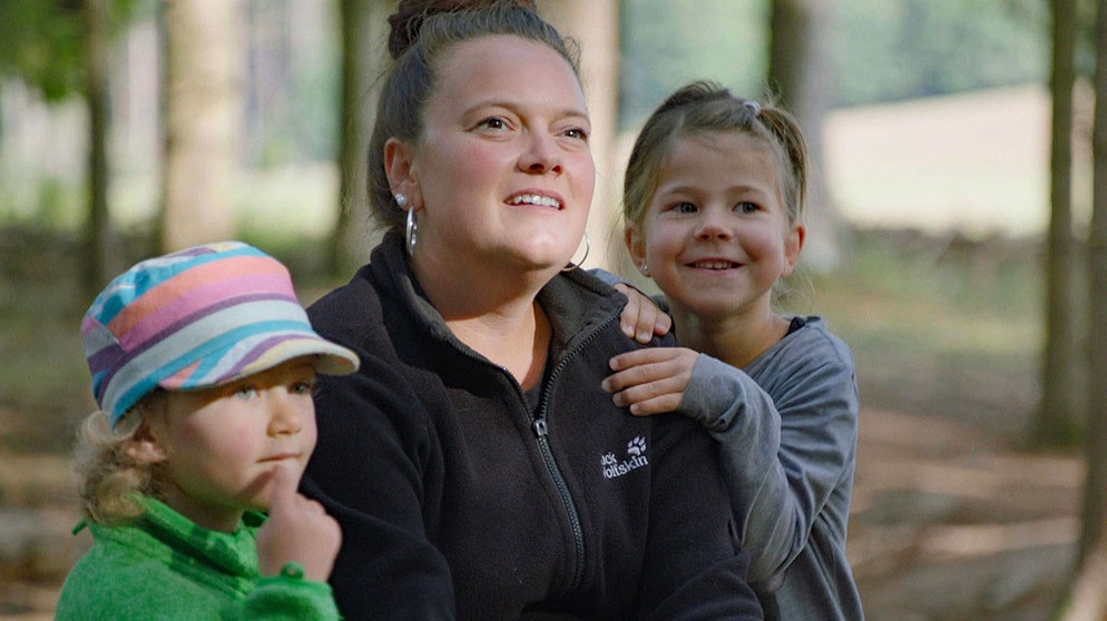 Corina Rügelein arbeitet im Waldkindergarten in Tiefweg bei Dinkelsbühl. Mit den Kindern spricht sie oft im Dialekt, damit das Mundartsprechen nicht verloren geht. | Bildquelle: BR/