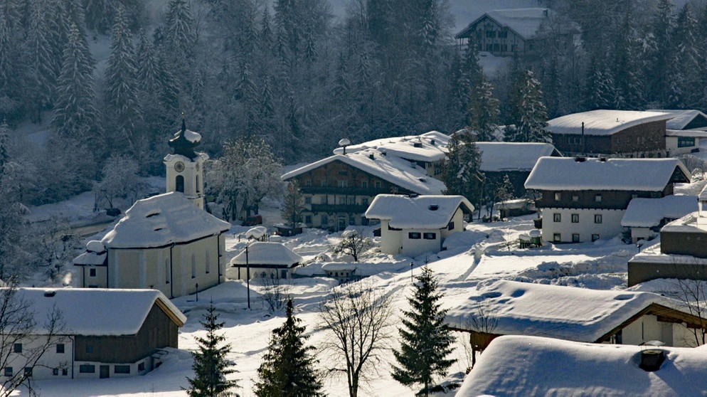 Kurz nach dem Grenzübergang nach Tirol kommt der Ort Landl, bei Thiersee. | Bildquelle: BR