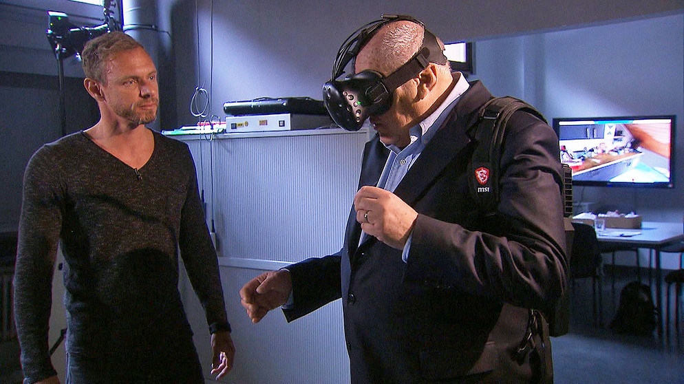 Ralf Breker (links) und Oliver Bendixen mit 3D-Brille auf Spurensuche. | Bildquelle: BR