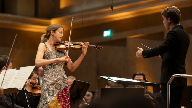 Die norwegische Geigerin Vilde Frang und der Dirigent Joshua Weilerstein. | Bildquelle: BR / Astrid Ackermann