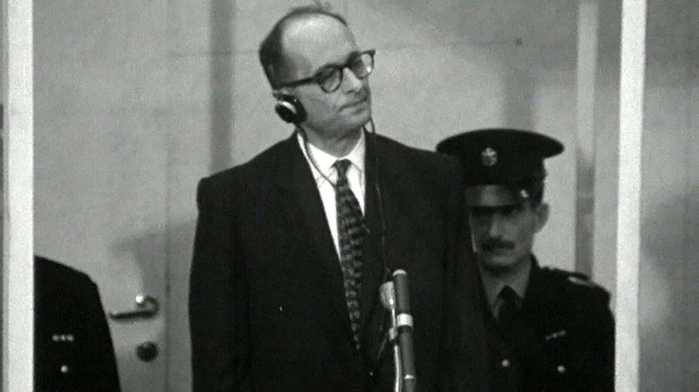 Adolf Eichmann (Mitte) im kugelsicheren Glaskasten mit zwei Polizisten. | Bildquelle: BR