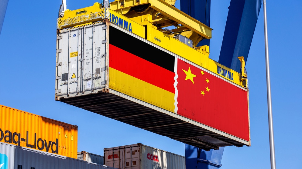 Ein Container bemalt mit den Fahnen von China und Deutschland wird abgeladen  | Bildquelle: picture alliance / CHROMORANGE | Udo Herrmann