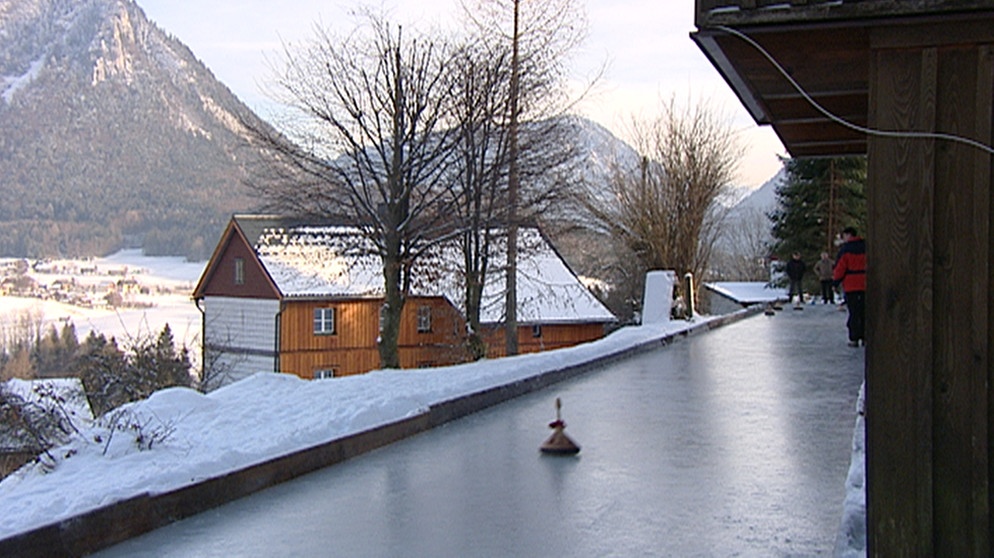 Auf der Eisstockbahn mit der prächtigen Aussicht auf den Altaussee treffen sich Pensionisten aus Altaussee. | Bildquelle: BR