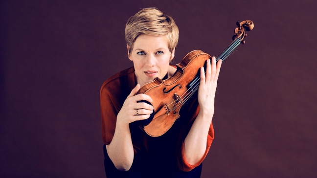 Isabell Faust posiert mit Violine | Bildquelle: Felix Broede