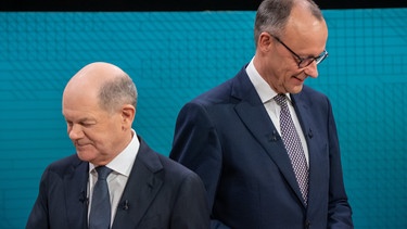 dpatopbilder - 09.02.2025, Berlin: Bundeskanzler Olaf Scholz (SPD, l), steht neben Friedrich Merz, Unions Kanzlerkandidat und CDU Bundesvorsitzender, vor dem TV-Duell von ARD und ZDF. In 90 Minuten stellen sich beide im Studio Berlin-Adlershof zentralen Fragen und debattieren zu den wesentlichen Themen des Bundestagswahlkampfs. Moderiert wird die Sendung von Sandra Maischberger (ARD) und Maybrit Illner (ZDF). Foto: Michael Kappeler/dpa-Pool/dpa +++ dpa-Bildfunk +++ | Bild: dpa-Bildfunk/Michael Kappeler