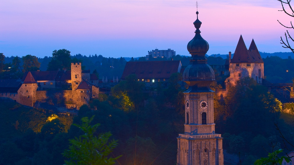 Stadtansicht in der Dämmerung über den Dächern von Burghausen | Bildquelle: picture alliance / Arco Images