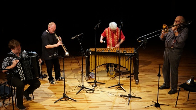 Das "Windows & Mirrors Quartet" mit Veli Kujala (Akkordeon), Harri Sjöström (Sopransaxophon), Sergio Armaroli (Vibraphon), Giancarlo Schiaffini (Posaune) am 19. Okotber 2024 beim Festival "Parallel Universe" im schwere reiter München | Bildquelle: TJ Krebs