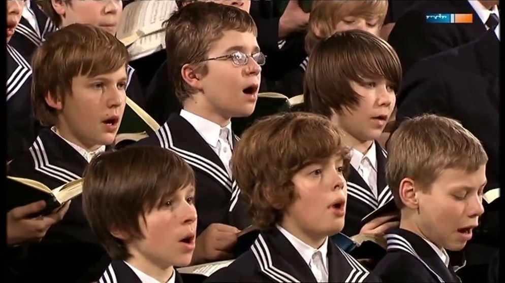 Thomanerchor Leipzig "Ich steh an deiner Krippen hier" Weihnachtsoratorium J. S. Bach (MDR 2012) | Bildquelle: CHOR GESANG - Das Musikmagazin (via YouTube)