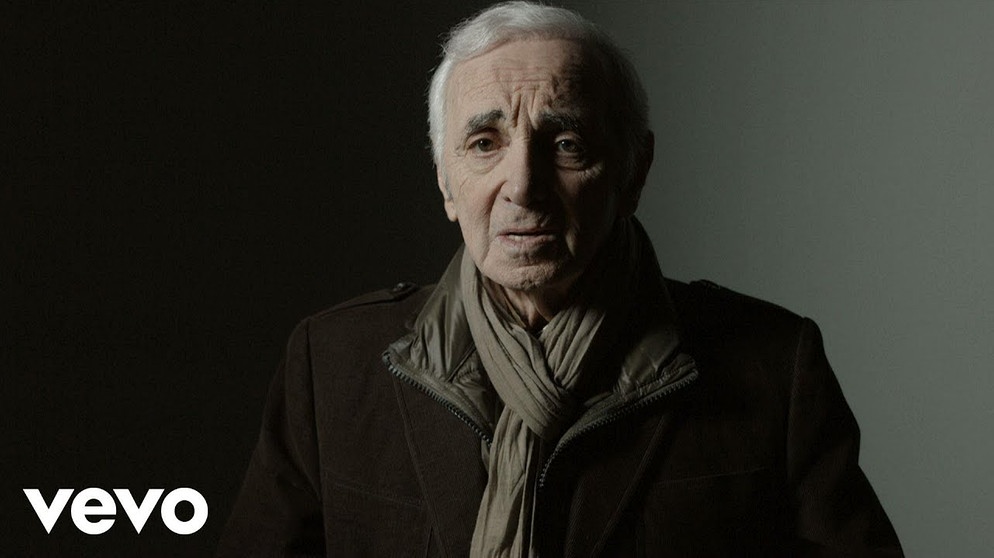 Charles Aznavour - Avec un brin de nostalgie (Clip Officiel) | Bildquelle: AznavourVEVO (via YouTube)
