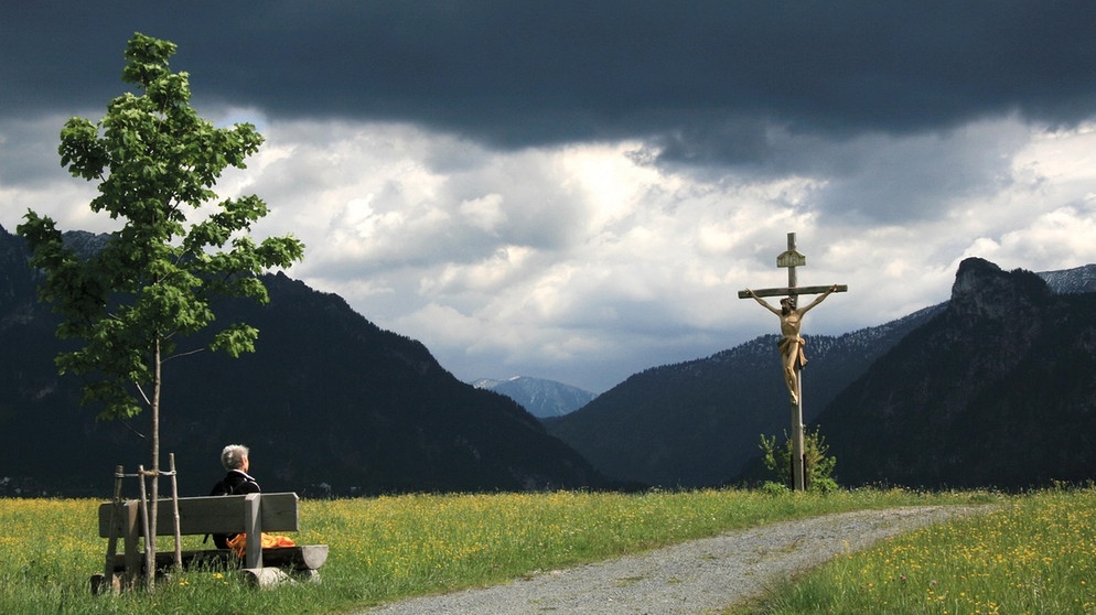 Alle Sinne öffnen sich für Entdeckungen in dieser prachtvollen Voralpenlandschaft | Bildquelle: Ammergauer Alpen GmbH