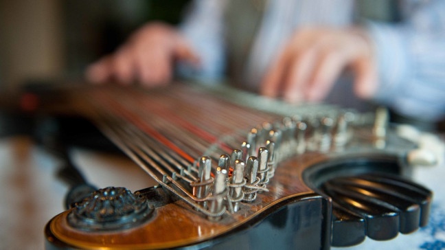 Traditionelles Zitherinstrument | Bildquelle: picture alliance / SZ Photo | Christian Endt